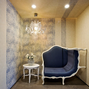 Esempio di un piccolo soggiorno vittoriano con libreria e pavimento in cemento