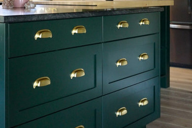 Kitchen - transitional kitchen idea in Albuquerque