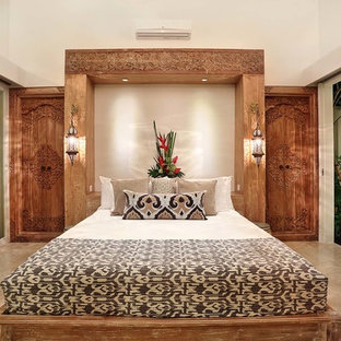 Immagine di una camera matrimoniale tropicale di medie dimensioni con pareti bianche e pavimento in marmo