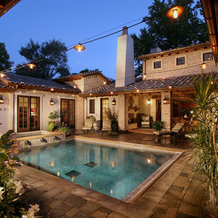 Exempel på en medelhavsstil gårdsplan med pool