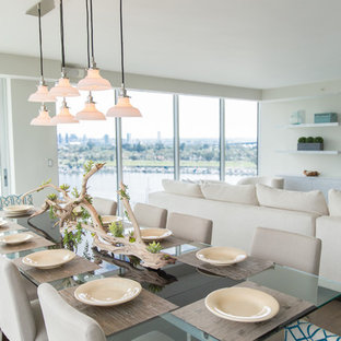 サンディエゴの広いモダンスタイルのLDKの画像 (淡色無垢フローリング、グレーの壁、暖炉なし、茶色い床)