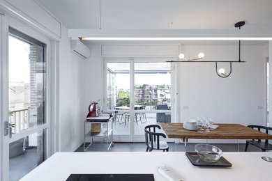 Ispirazione per una cucina minimal di medie dimensioni con ante lisce, ante bianche, top in superficie solida e top bianco