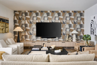 Modelo de salón con barra de bar cerrado contemporáneo de tamaño medio con suelo de baldosas de porcelana, televisor colgado en la pared, suelo marrón y papel pintado