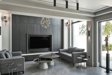 Cette image montre un grand salon mansardé ou avec mezzanine design avec un téléviseur encastré, un sol en carrelage de porcelaine et du lambris.