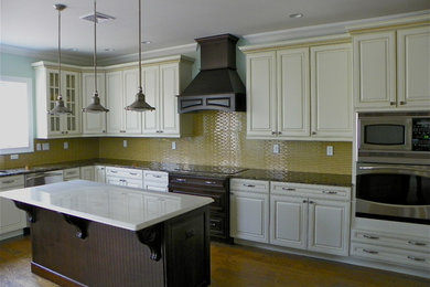 Example of a classic kitchen design in New York