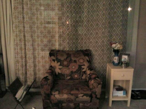 i don t know what curtains work with this accent chair