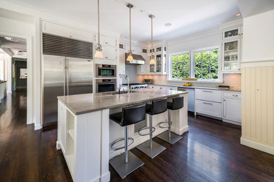 Example of a minimalist kitchen design in New York