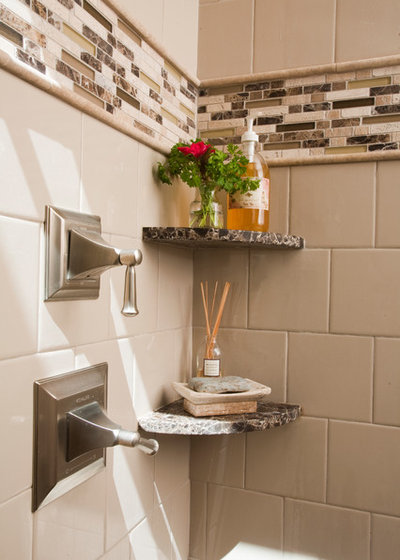 Классический Ванная комната by HomeTech Renovations, Inc.