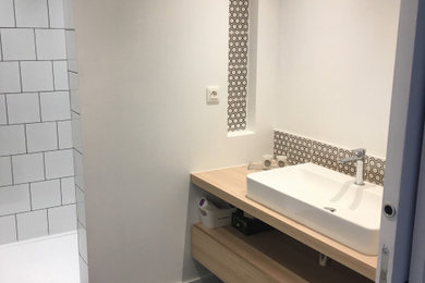 Une salle de bain moderne et graphique