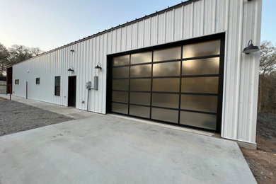 Urban garage photo in Dallas