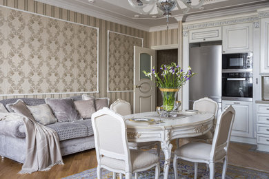 Идея дизайна: гостиная комната в классическом стиле с бежевыми стенами, полом из керамической плитки и бежевым полом