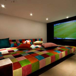 This is an example of a contemporary home cinema in Tel Aviv with white walls.