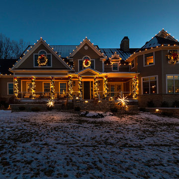 Traditional Outdoor Holiday Decor