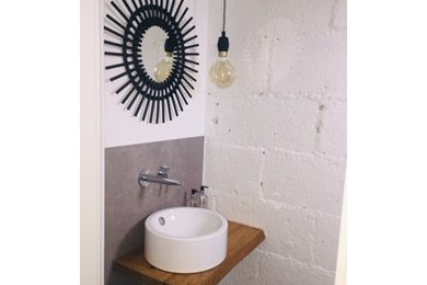 Foto di un piccolo bagno di servizio design con piastrelle grigie, piastrelle di cemento, pareti bianche, pavimento in cementine, lavabo a bacinella, top in legno e pavimento grigio