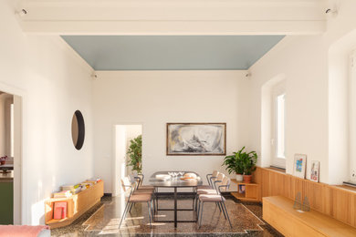 Ispirazione per una sala da pranzo contemporanea con pareti bianche e soffitto a volta