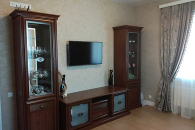 Modelo de habitación de invitados clásica de tamaño medio con paredes beige, suelo laminado y suelo beige