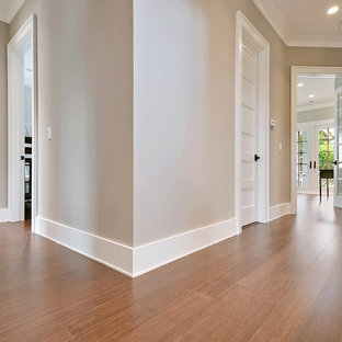 Idéer för en klassisk hall, med bambugolv och brunt golv