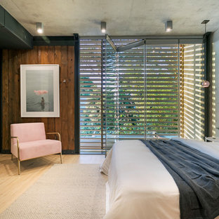 Idéer för att renovera ett industriellt huvudsovrum, med grå väggar, bambugolv och beiget golv