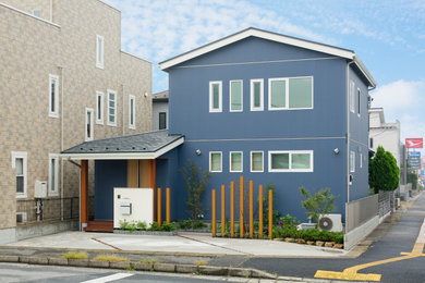 他の地域にあるアジアンスタイルのおしゃれな家の外観 (混合材サイディング、混合材屋根、縦張り) の写真