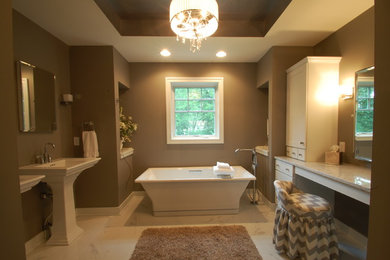 Bathroom - contemporary bathroom idea in Milwaukee