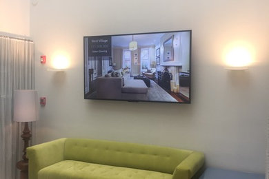 Ejemplo de salón moderno con televisor colgado en la pared