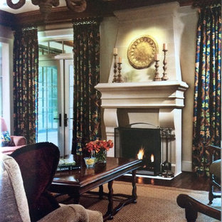 Ejemplo de salón abierto, mediterráneo, de tamaño medio, con paredes beige, suelo de madera pintada, chimenea tradicional y marco de chimenea de piedra