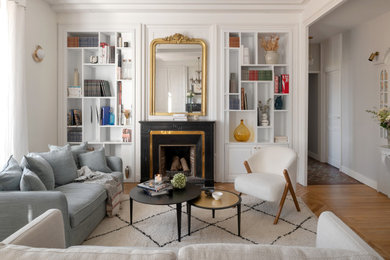 This is an example of a transitional living room in Lyon.