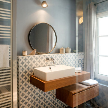 Transformation d'une chambre en salle de bain contemporaine