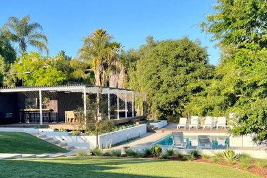 This is an example of a mid-century modern backyard landscaping in San Diego.