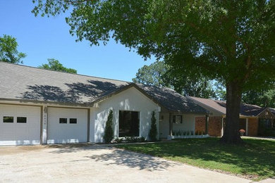 Example of a mid-sized classic white one-story brick exterior home design in Houston with a shingle roof