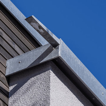 Die Entwässerung des begrünten Flachdachs erfolgt über schlichte Speier