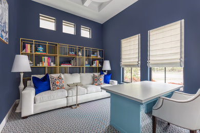 マイアミにあるビーチスタイルのおしゃれな書斎 (青い壁、カーペット敷き、自立型机、青い床、格子天井) の写真