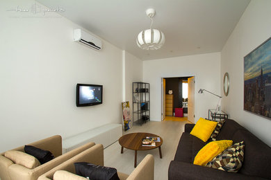 Пример оригинального дизайна: изолированная гостиная комната среднего размера в скандинавском стиле с белыми стенами и телевизором на стене