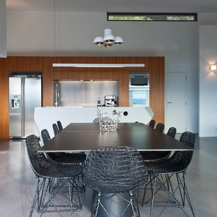 コルシカの広いコンテンポラリースタイルのLDKの画像 (白い壁、コンクリートの床、暖炉なし)