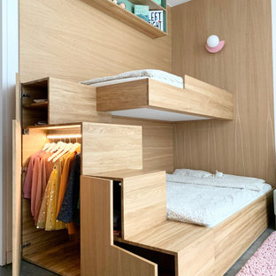 Esempio di una piccola cameretta per bambini da 4 a 10 anni design con pareti bianche, pavimento in cemento, pavimento grigio e pareti in legno