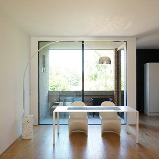 ヴェネツィアの広いモダンスタイルのLDKの画像 (白い壁、無垢フローリング)