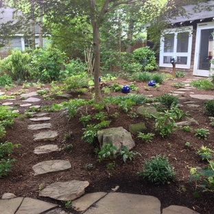 Schattiger, Geometrischer, Mittelgroßer Stilmix Garten hinter dem Haus mit Gartenweg und Mulch in Washington, D.C.