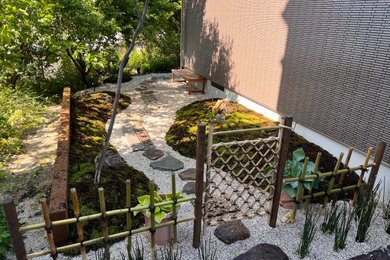 名古屋にある中くらいな、夏の和モダンなおしゃれな庭 (庭への小道、半日向、天然石敷き) の写真