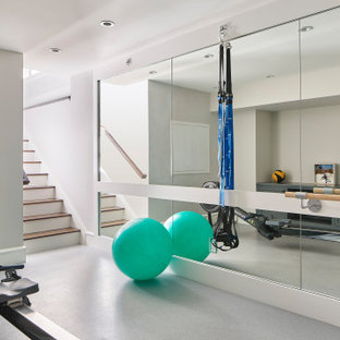 Foto di una piccola palestra multiuso contemporanea con pareti grigie e pavimento grigio