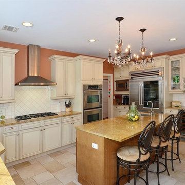 Spacious kitchen with top-of-the-line refrigerator, dual ovens, 5 burner gas coo