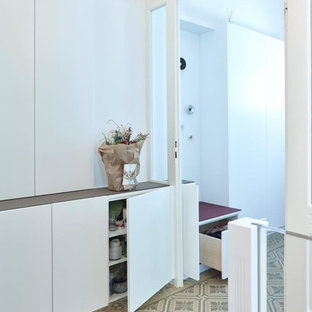 Inredning av en klassisk stor hall, med vita väggar, klinkergolv i keramik och grönt golv