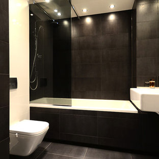 Ispirazione per una grande stanza da bagno padronale minimalista con lavabo da incasso, vasca/doccia, WC monopezzo, piastrelle bianche, piastrelle in terracotta e pareti nere