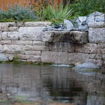 Kleiner Wasserfall am Gartenteich