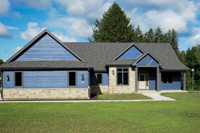Traditional exterior home idea in Milwaukee