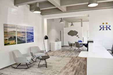 Großes Arbeitszimmer mit Arbeitsplatz, Vinylboden und freistehendem Schreibtisch in Sonstige