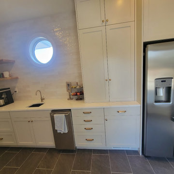 White mini kitchen