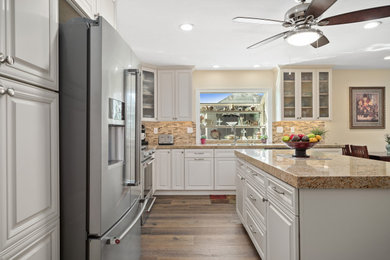 Kitchen - traditional kitchen idea in Orange County