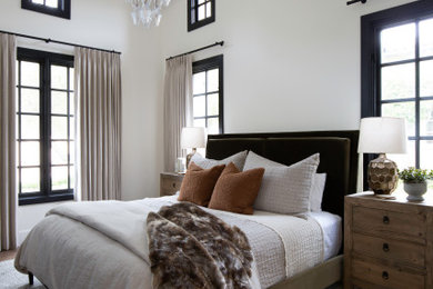 Diseño de habitación de invitados abovedada mediterránea extra grande con paredes blancas y suelo de madera clara