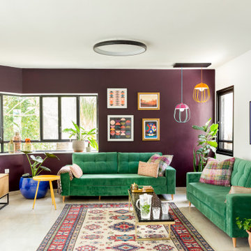 Maximalistisches Wohnzimmer mit grünen Samtsofas