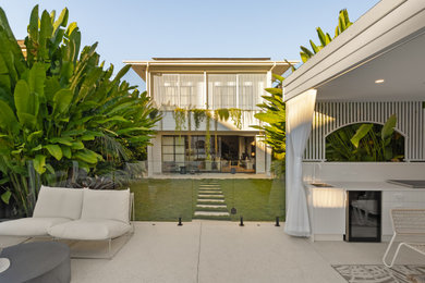 Photo of a contemporary garden in Brisbane.